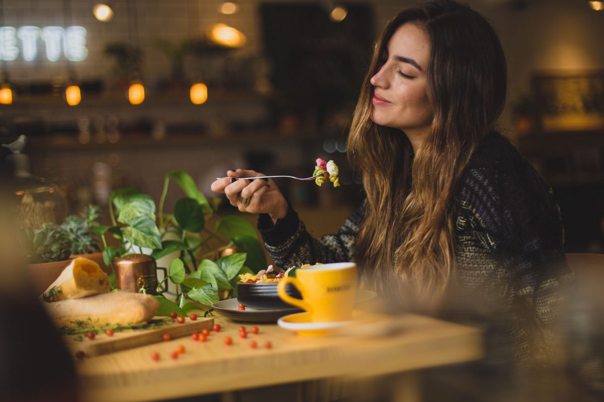 Focusing on your food, and what your body is telling you, are components of both mindful eating, and Fletcherism. (Pablo Merchán Montes/Unsplash)