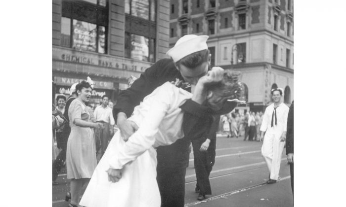 Sailor In Iconic V J Day Times Square Kiss Photo Dies At 95 The Epoch Times