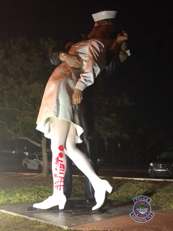 statue