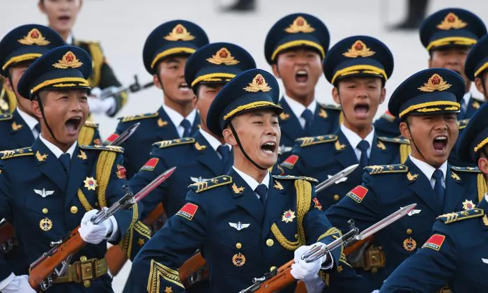 Chinese soldiers parade during a welcoming ceremony in Beijing. (GREG BAKER/AFP/Getty Images)
