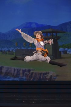 dancer Piotr Huang-in Shen Yun splits leap
