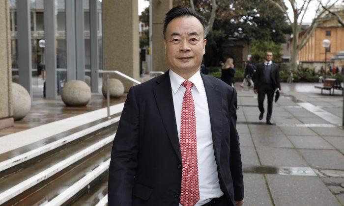 Dr. Chau Chak Wing leaves the Federal Court, in Sydney, on June 19, 2018. (Chris Pavlich/AAP Image)