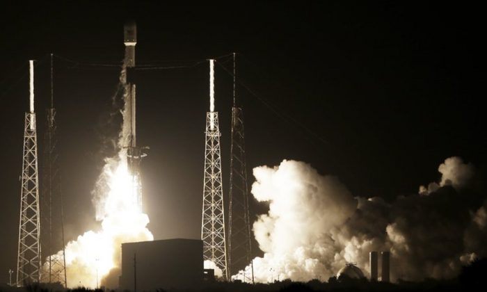 A SpaceX Falcon 9 rocket lifts off with Israel's Lunar Lander and an Indonesian communications satellite at space launch complex 40, in Cape Canaveral, Fla., on Feb. 21, 2019. (Terry Renna/AP Photo)
