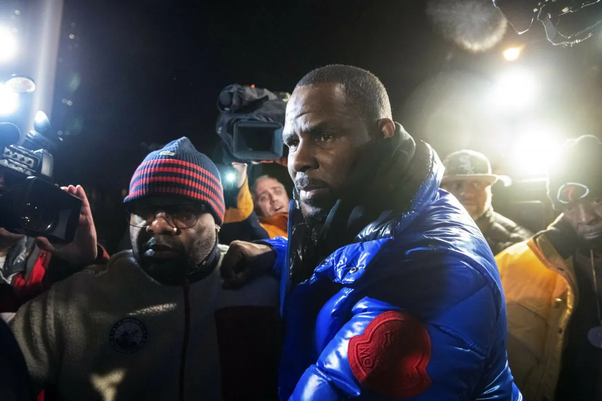 R. Kelly surrenders to authorities at Chicago First District police station, on Feb. 22, 2019. (Tyler LaRiviere/Chicago Sun-Times via AP)