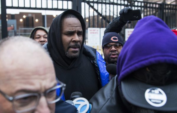R. Kelly walks out of Cook County Jail with his defense attorney