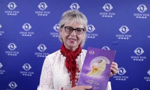 Brisbane Music Lecturer Congratulates Shen Yun for Showcasing Both East and West