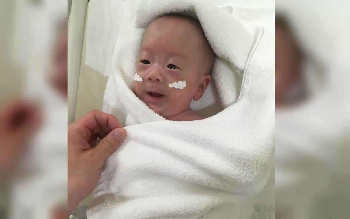 A baby boy weighing 268 grams (9.45 ounces) at birth in August 2018 in a handout image obtained on Feb. 27, 2019. (Keio University School of Medicine, Department of Pediatrics/Handout via Reuters)