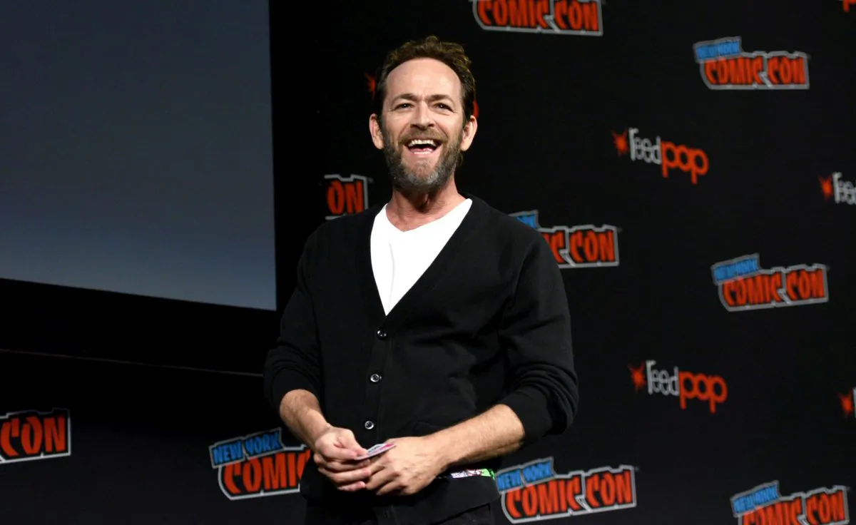 Luke Perry speaks onstage at the Riverdale Sneak Peek and Q&A during New York Comic Con at The Hulu Theater at Madison Square Garden in New York City, on Oct. 7, 2018.  (Andrew Toth/Getty Images for New York Comic Con)