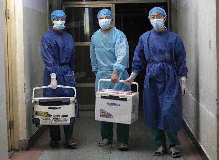Doctors carry fresh organs for transplant at a hospital in Henan Province, China, on Aug. 16, 2012. (Screenshot via Sohu.com)