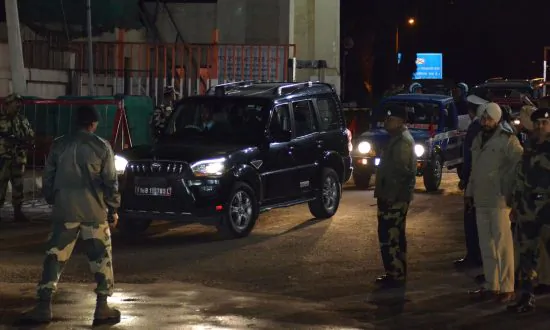 Pakistan Returns Captured Indian Pilot Back to India