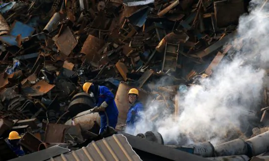 China Services Growth Eases to 4-Month Low in Further Blow to Economy