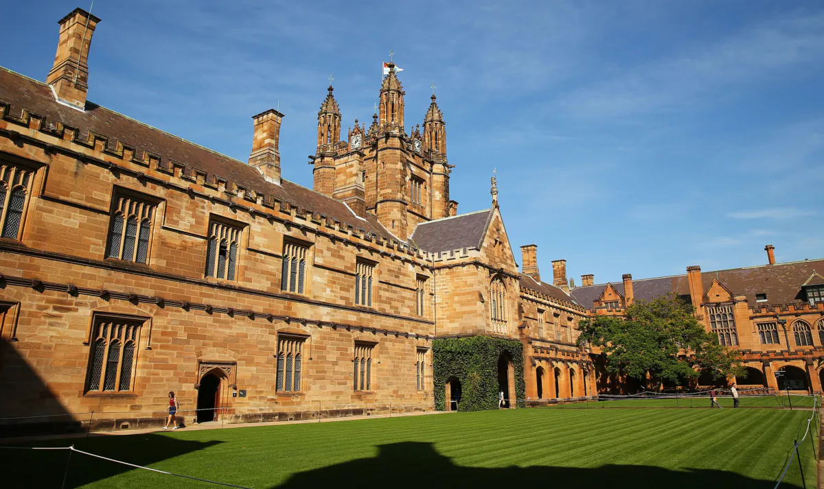 Hundreds of vaccinated international students can return to NSW by 2022. (Brendon Thorne/Getty Images)