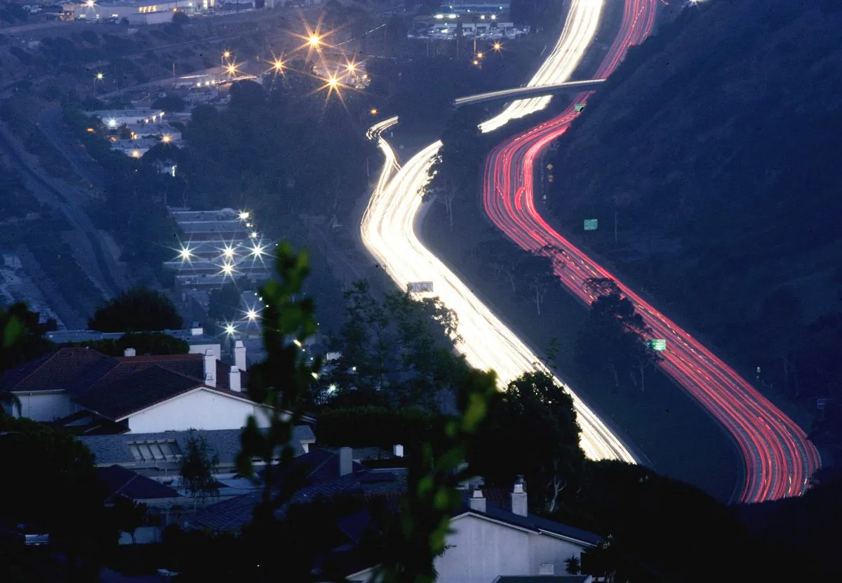 Traffic moves along the I-5 in San Diego on Aug. 31, 2006. (Sandy Huffaker/Getty Images)