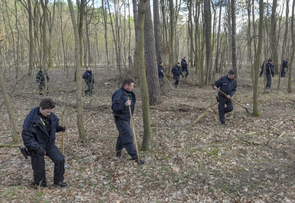 Berlin police search a forest in Kummersdorf, Germany, on March 8, 2019. (Patrick Pleul/DPA via AP)