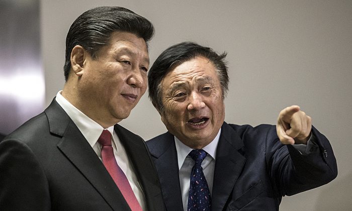 Huawei President Ren Zhengfei (R) shows Chinese leader Xi Jinping around the tech firm's offices in London on Oct. 21, 2015. (MATTHEW LLOYD/AFP/Getty Images)