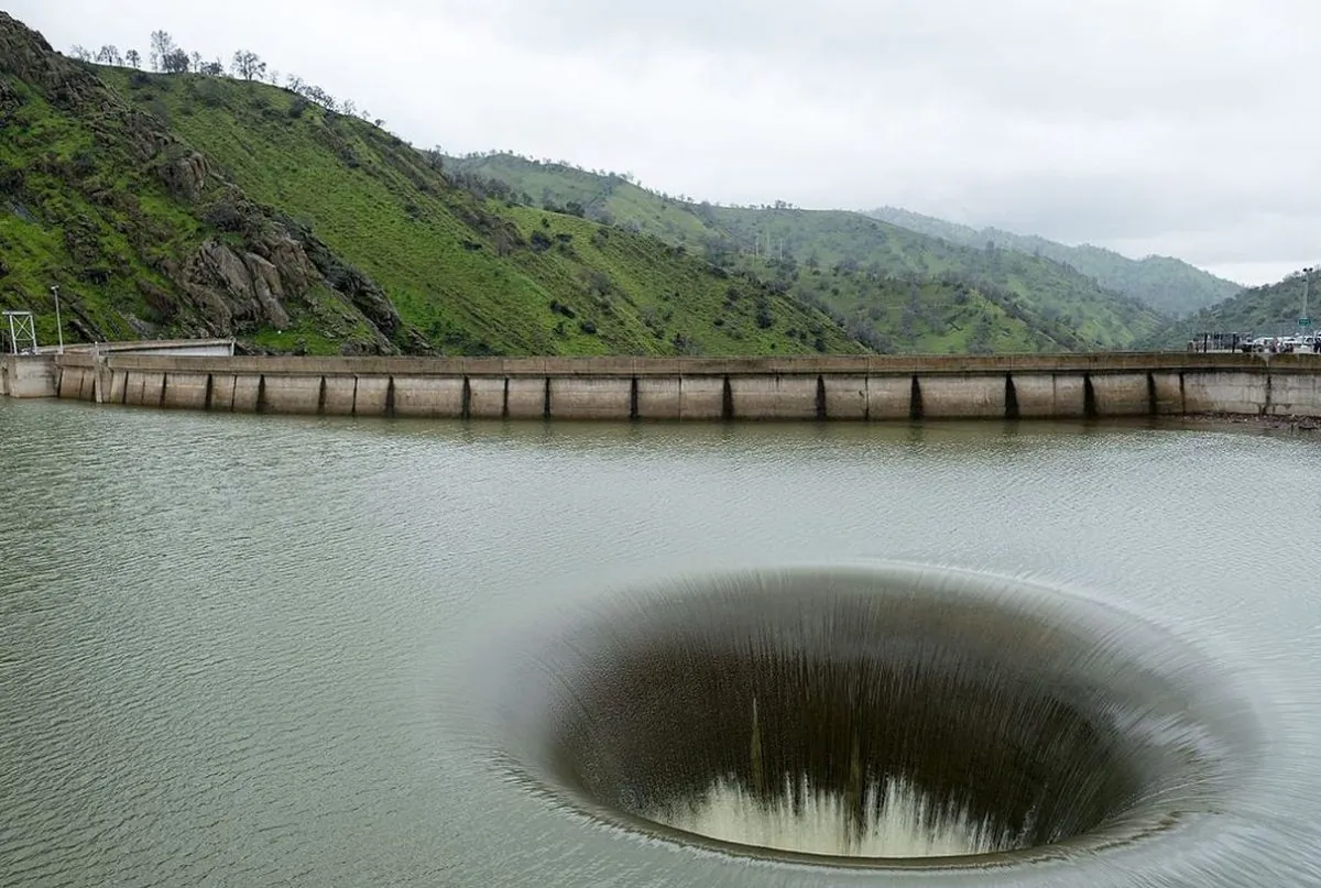 The spillway at Monticello Dam in operation at Lake Berryessa in California (Jeremybrooks via Creative Commons Attribution-Share Alike 4.0 International license)