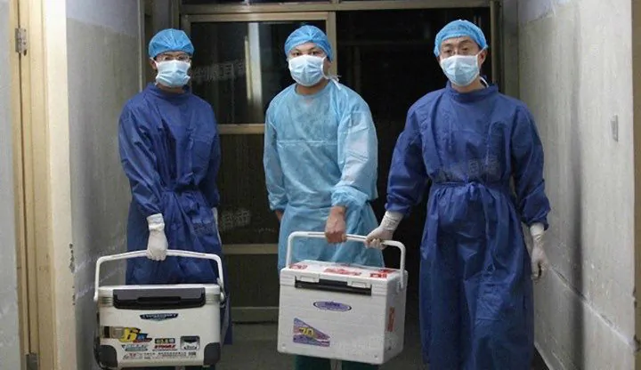Chinese doctors carry fresh organs for transplant at a hospital in Henan Province on Aug. 16, 2012. (Screenshot/Sohu.com)