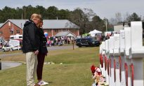 Trump Meets Relatives of Alabama Tornado Victims, Surveys ‘Unbelievable Devastation’