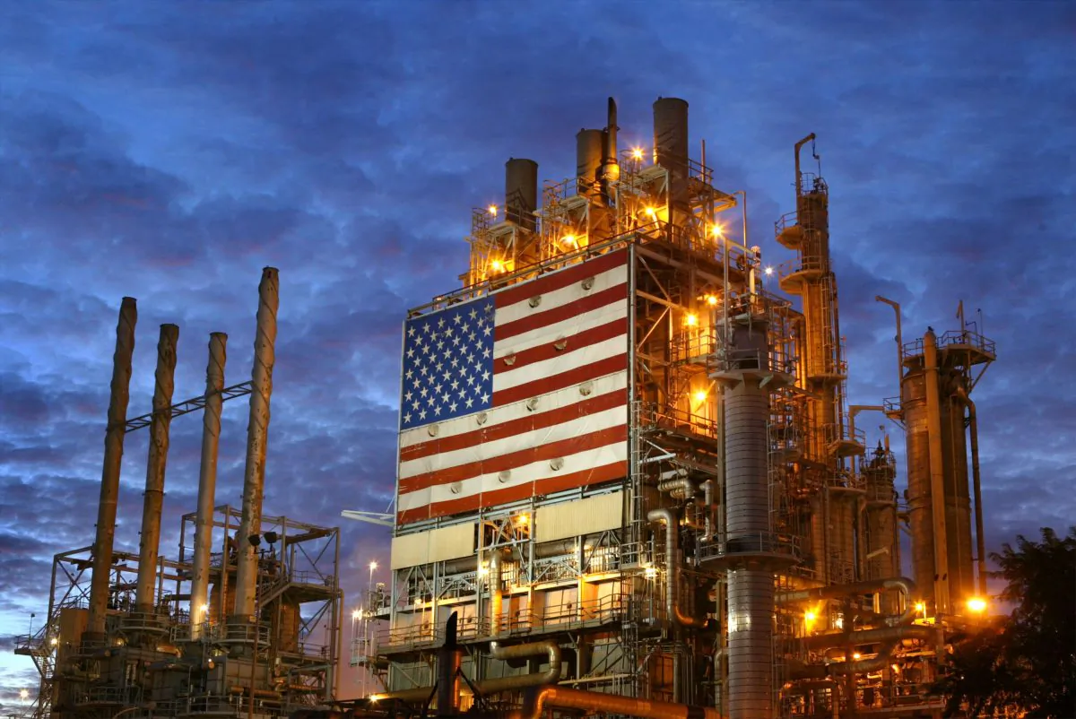 The Wilmington ARCO refinery is seen in Los Angeles before dawn on Dec. 19, 2003. (David McNew/Getty Images)