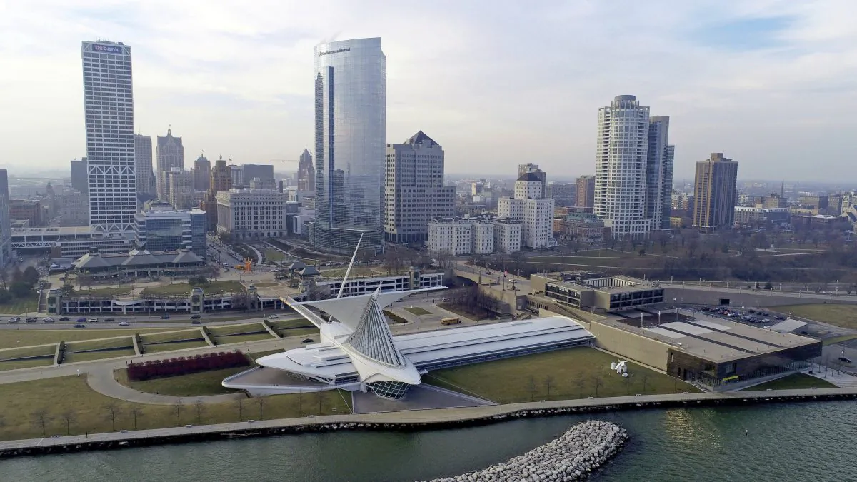 The Milwaukee Art Museum on the waterfront and the downtown skyline in Milwaukee on Dec. 13, 2017. (Mike De Sisti/Milwaukee Journal-Sentinel via AP)