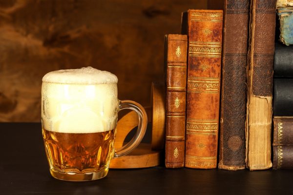 Öl med gamla böcker