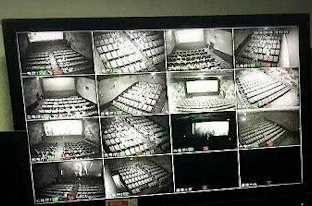 As early as 2017, surveillance cameras were installed inside theaters in Shenzhen and other places in China. Public security can use the facial recognition system thousands of miles away to monitor the audience in the cinema. (Web image)