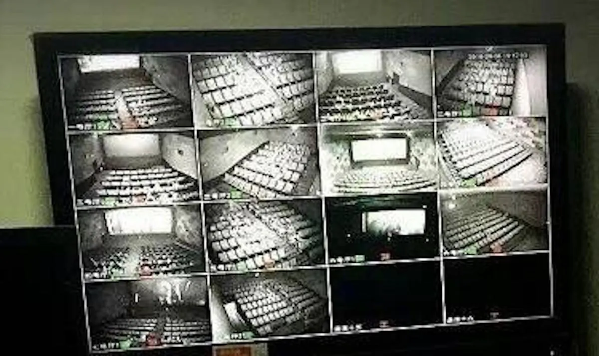 As early as 2017, surveillance cameras were installed inside theaters in Shenzhen and other places in China. Public security can use the facial recognition system thousands of miles away to monitor the audience in the cinema. (Web image)