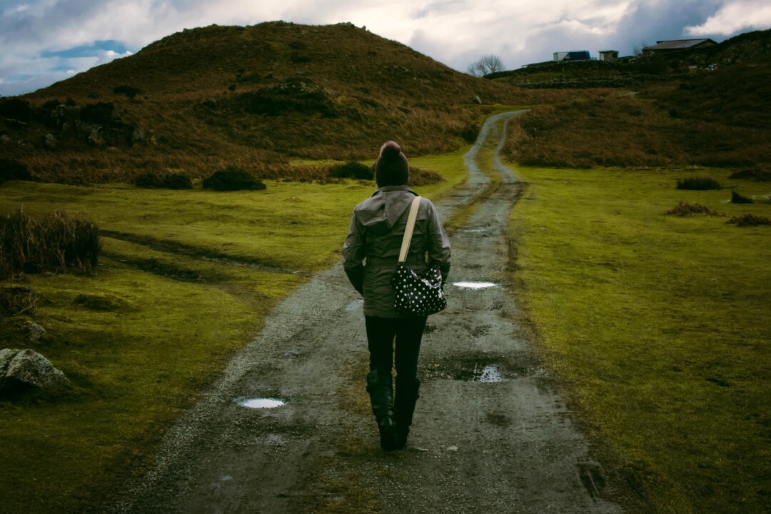 A walk, especially in nature and in silence, can be excellent for creative inspiration. (GoodFreePhotos)
