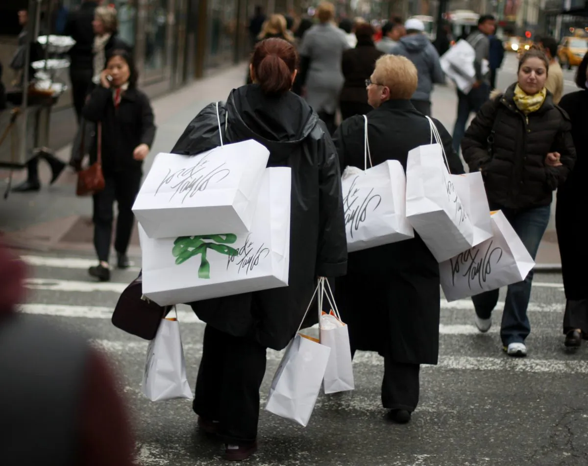 Shoppers carrying bags walk up Fifth Avenue in N.Y.C., on Nov. 27, 2009.  (David Goldman/Getty Images)