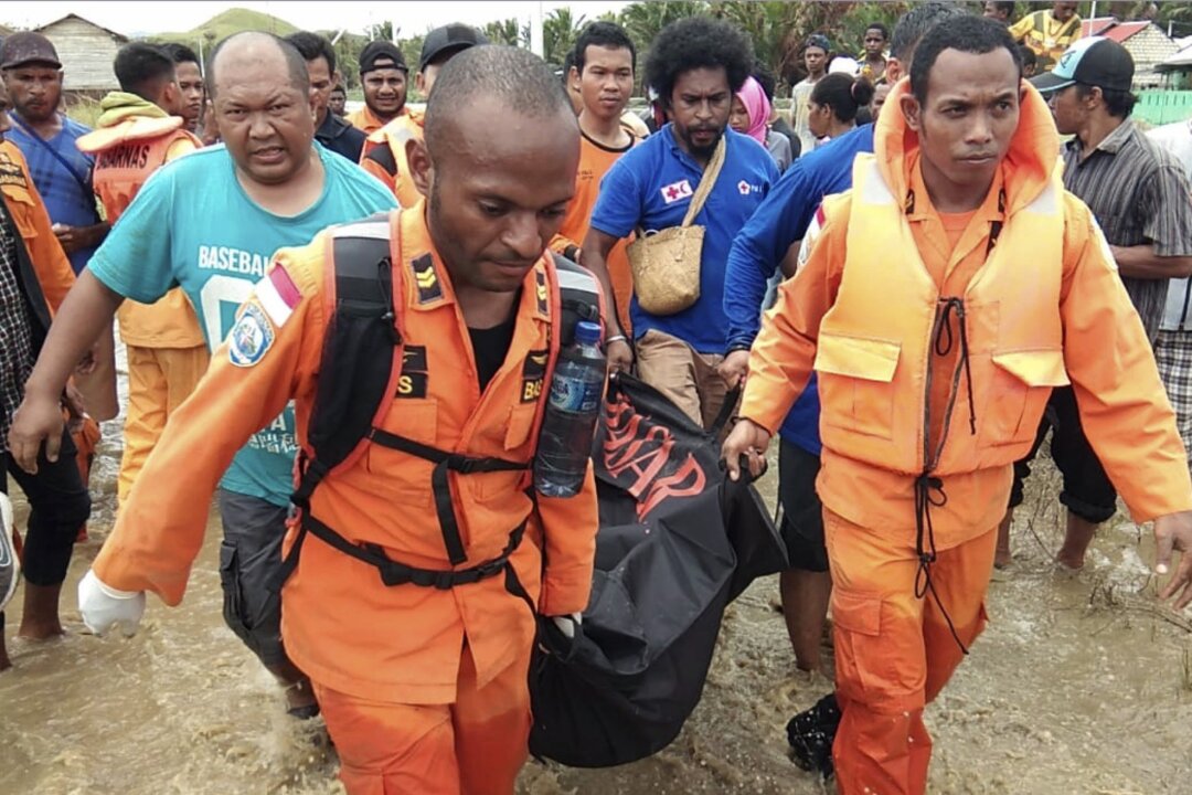 Flash Floods, Earthquake in Indonesia Kill Over 80 | The Epoch Times