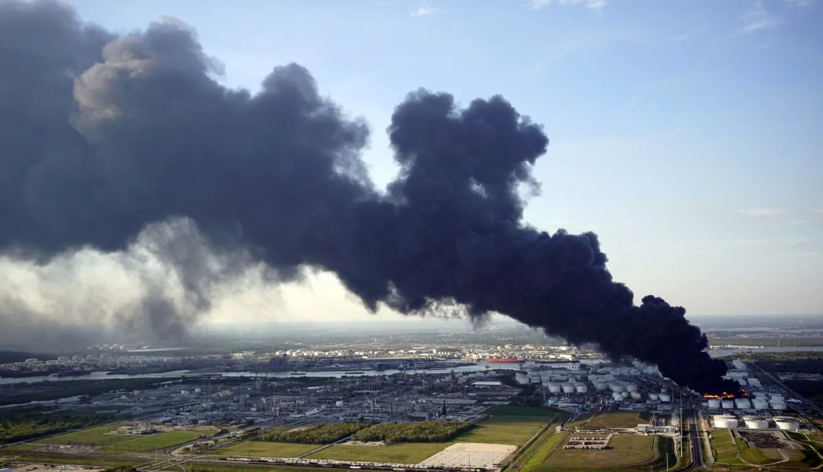 A plume of smoke rises from a petrochemical fire at the Intercontinental Terminals Company on March 18, 2019, in Deer Park, Texas. (David J. Phillip/AP Photo)