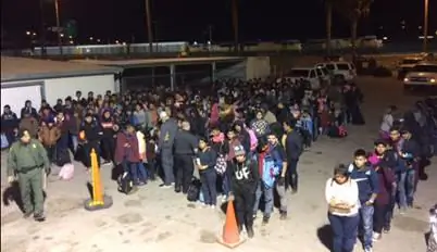U.S. Border Patrol agents detained two large groups of illegal immigrants consisting of over 400 people within five minutes in El Paso, Tex., on March 19, 2019. (U.S. Customs and Border Protection)
