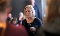 Sen. Gillibrand Vows to ‘Do Better’ After Being Spotted Maskless at Restaurant