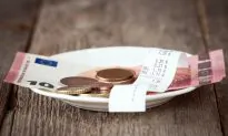 Couple Claims Waitress Forged a Tip: ‘Something was fishy’