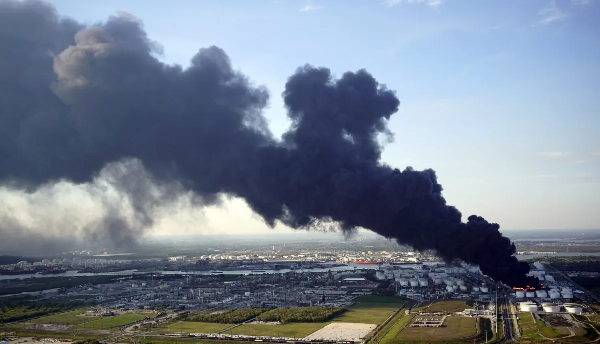 A plume of smoke rises from a petrochemical fire at the Intercontinental Terminals Company in Deer Park, Texas, on March 18, 2019. (David J. Phillip/AP Photo)