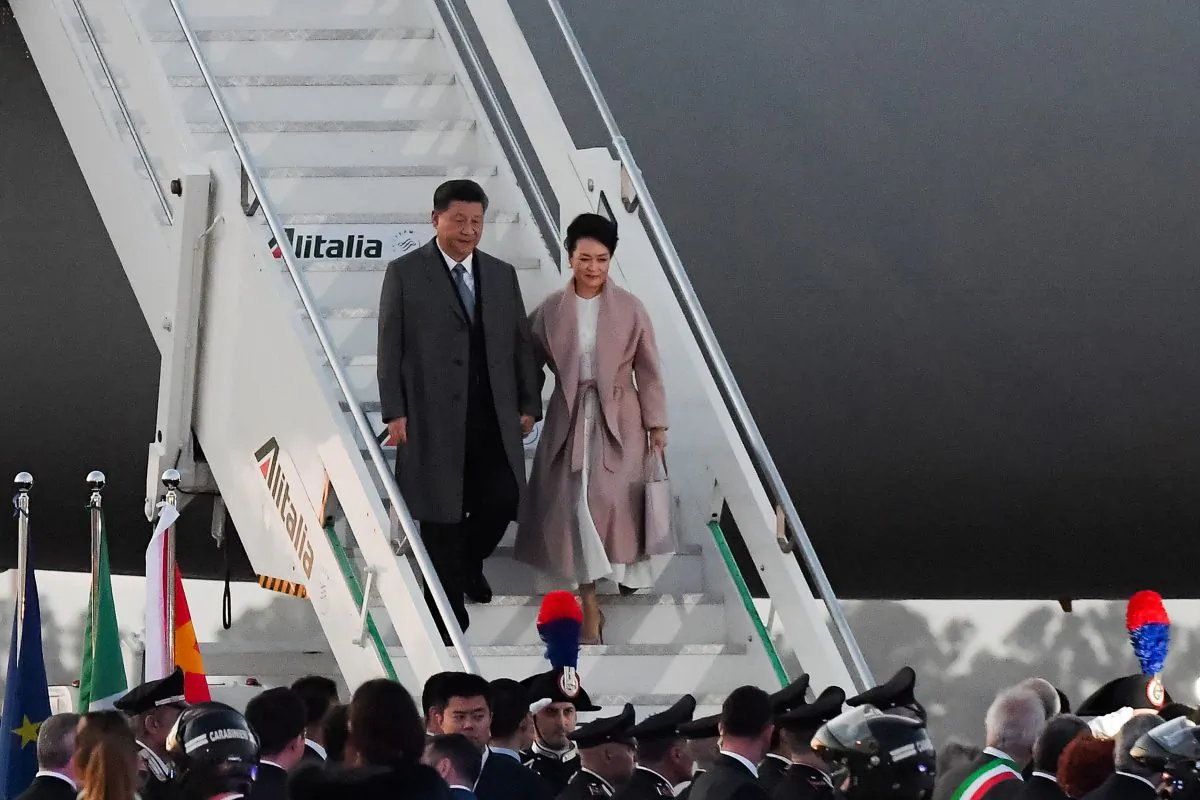 Chinese leader Xi Jinping (L) and his wife Peng Liyuan get down their plane after landing at Rome's Fiumicino airport on March 21, 2019. (Tiziana FABI / AFP/Getty Images)