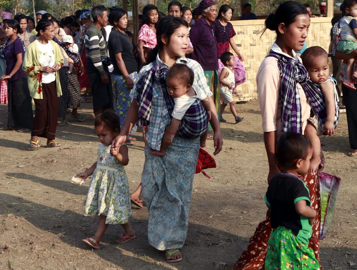Refugee women with children gather in their refugee camp in Myitkyina, Kachin state, northern Burma on Feb. 22, 2012. (Khin Maung Win/AP)