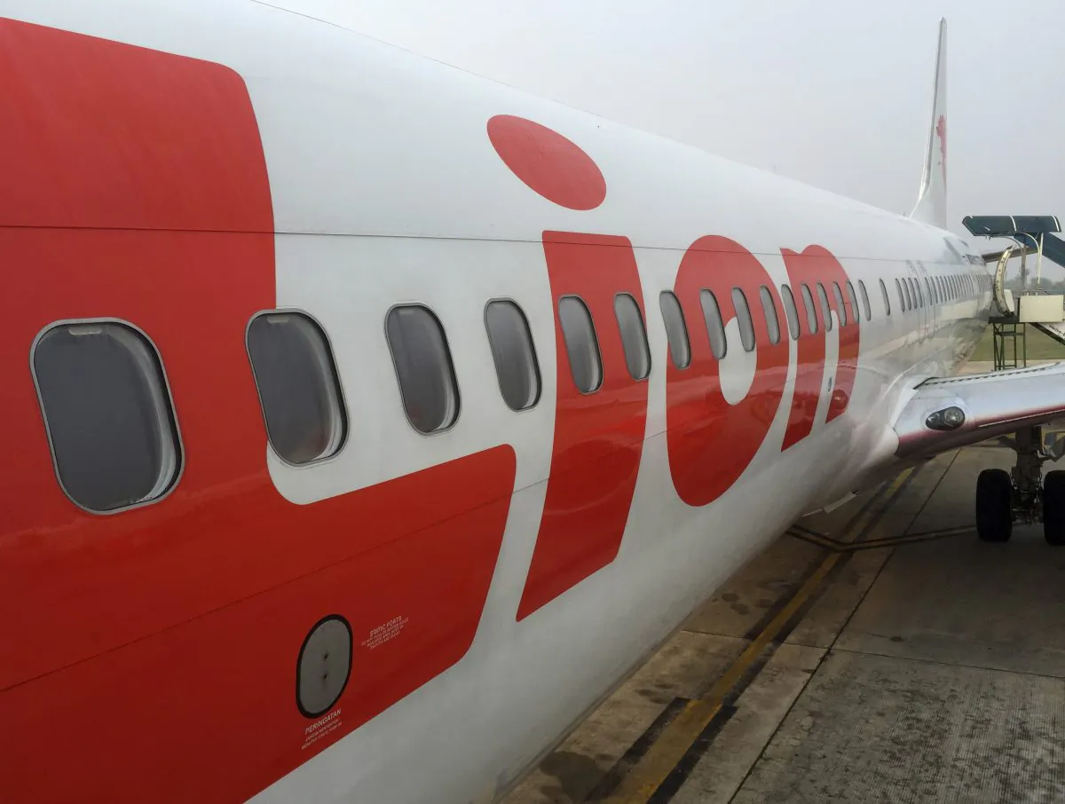 FILE PHOTO: A Lion Air passenger plane sits on the tarmac of Tjilik Riwut Airport in Palangkaraya, central Kalimantan, Indonesia November 1, 2015. REUTERS/Darren Whiteside