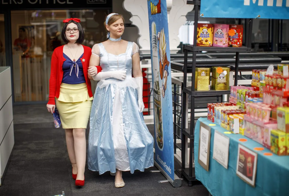 Cosplayers dress as Snow White (L) and Cinderella at the super comic convention in London, UK, on Aug. 26, 2017. (Tolga Akmen/AFP/Getty Images)