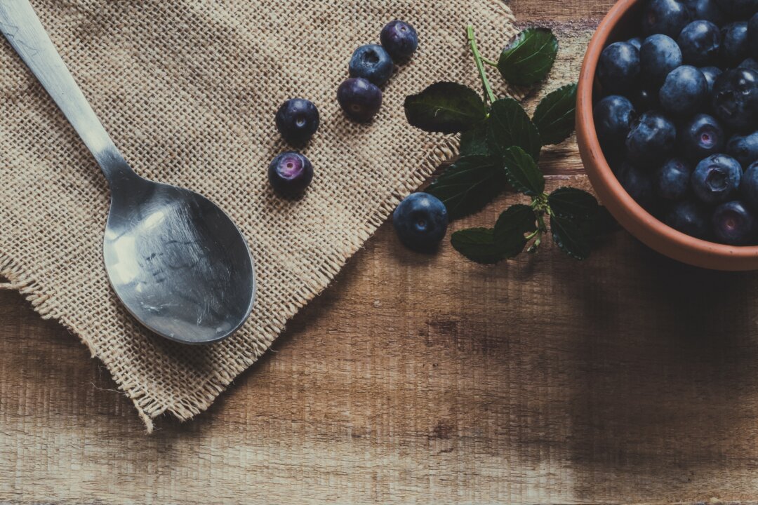 Blueberries are a delicious way to get a nootropic brain boost. (Ylanite Koppens/Pexels)