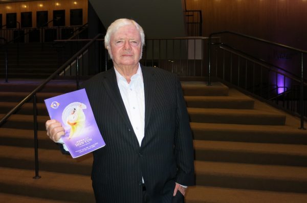 Wally Gribben, a former radio host, attended Shen Yun