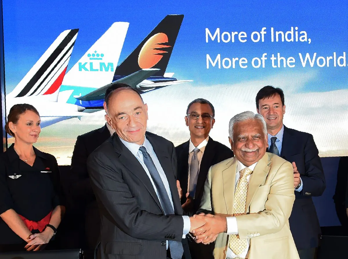 Jean-Marc Janaillac (2L), Chief Executive Officer of Air France-KLM shakes hands with Naresh Goyal (2R), founder Chairman of Jet Airways, after signing an agreement during a press conference in Mumbai on November 29, 2017.
Air France-KLM and Jet Airways - India's leading airline, signed a cooperation agreement for the development of their operations between Europe and India. / AFP PHOTO / INDRANIL MUKHERJEE (Photo credit should read INDRANIL MUKHERJEE/AFP/Getty Images)