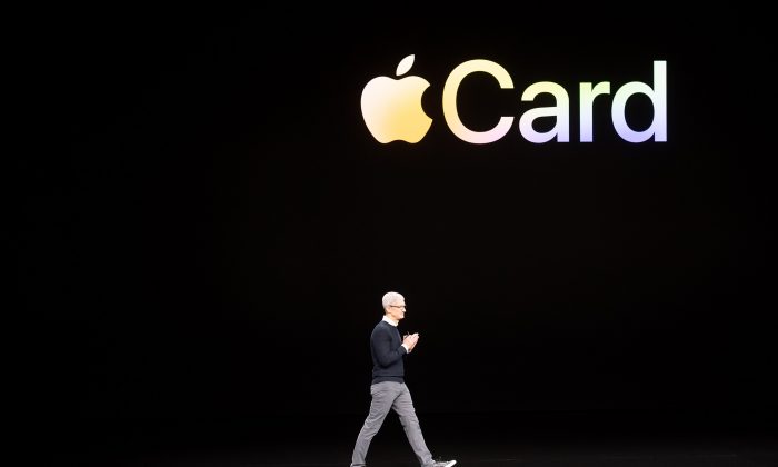 Apple CEO Tim Cook introduces Apple Card during a launch event at Apple headquarters on March 25, 2019, in Cupertino, California. (Photo by NOAH BERGER / AFP)        (Photo credit should read NOAH BERGER/AFP/Getty Images)