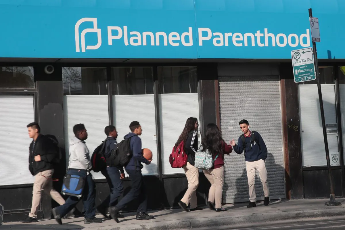 Pedestrians walk past a Planned Parenthood clinic in Chicago, Ill., on May 18, 2018. (Scott Olson/Getty Images)