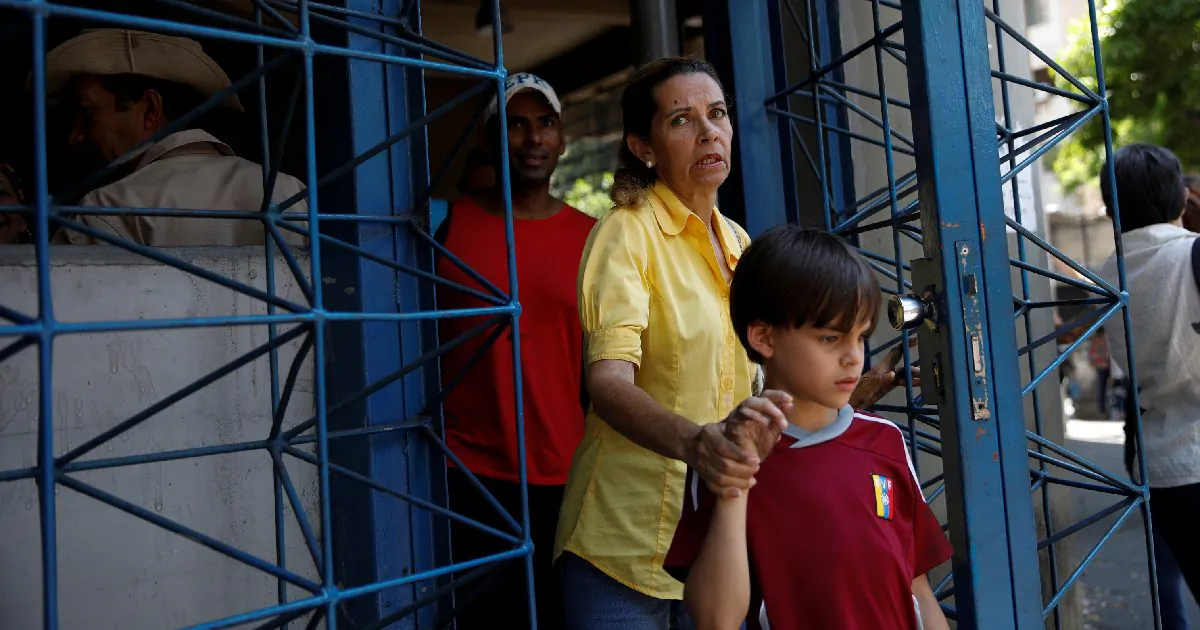 People evacuate a closed metro station during a blackout in Caracas, Venezuela March 25, 2019. (Carlos Garcia Rawlins/Reuters)