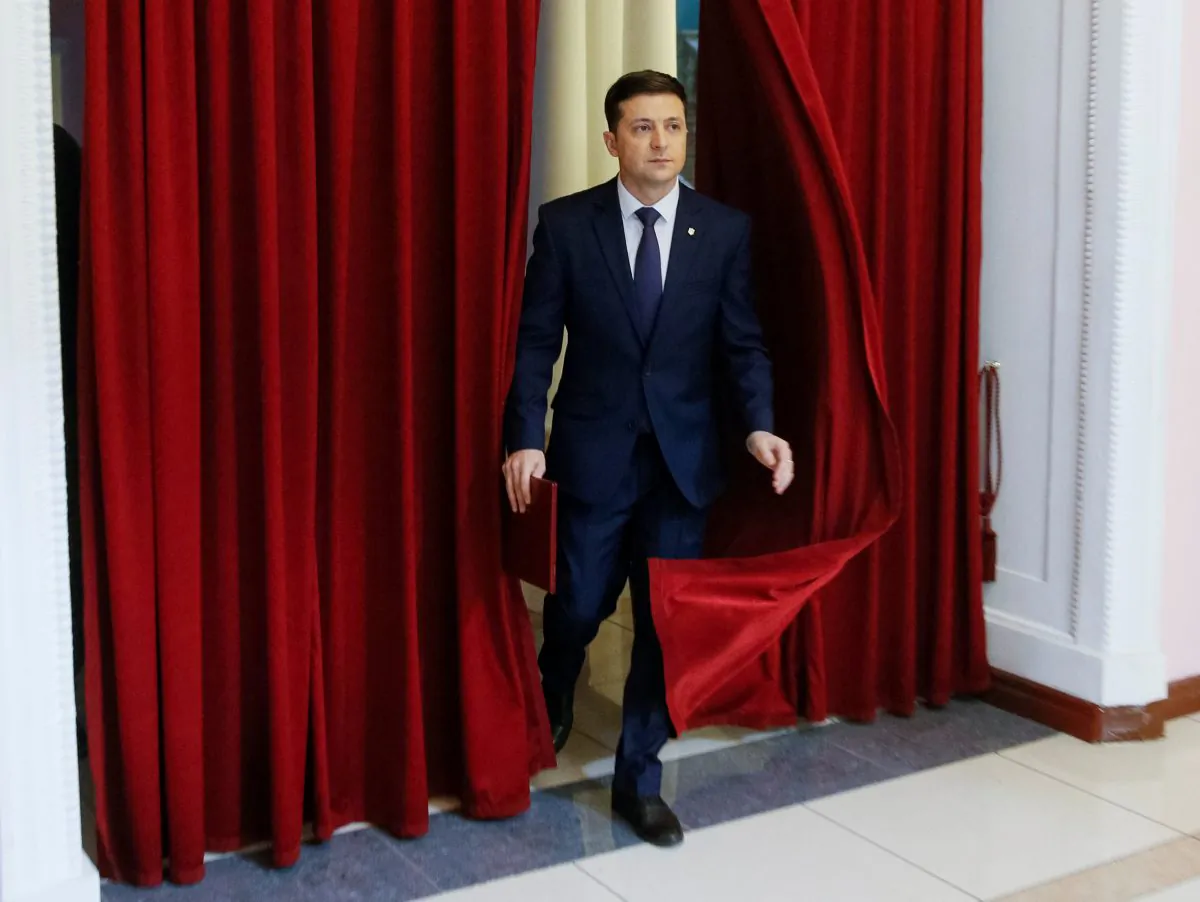 FILE PHOTO: Volodymyr Zelenskiy, Ukrainian comic actor and candidate in the upcoming presidential election, takes part in a production of the Servant of the People television series in Kyiv, Ukraine, on March 6, 2019. REUTERS/Valentyn Ogirenko/File Photo