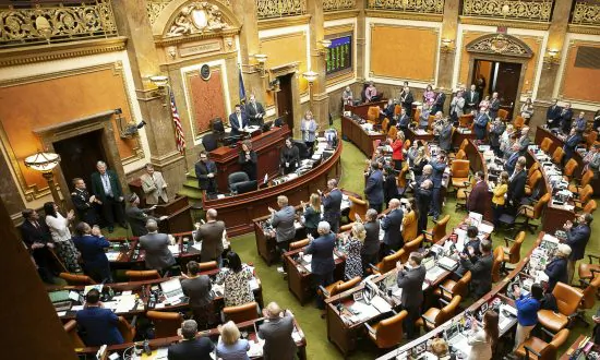 Utah Bans Abortions After 18 Weeks, Teeing up Legal Showdown
