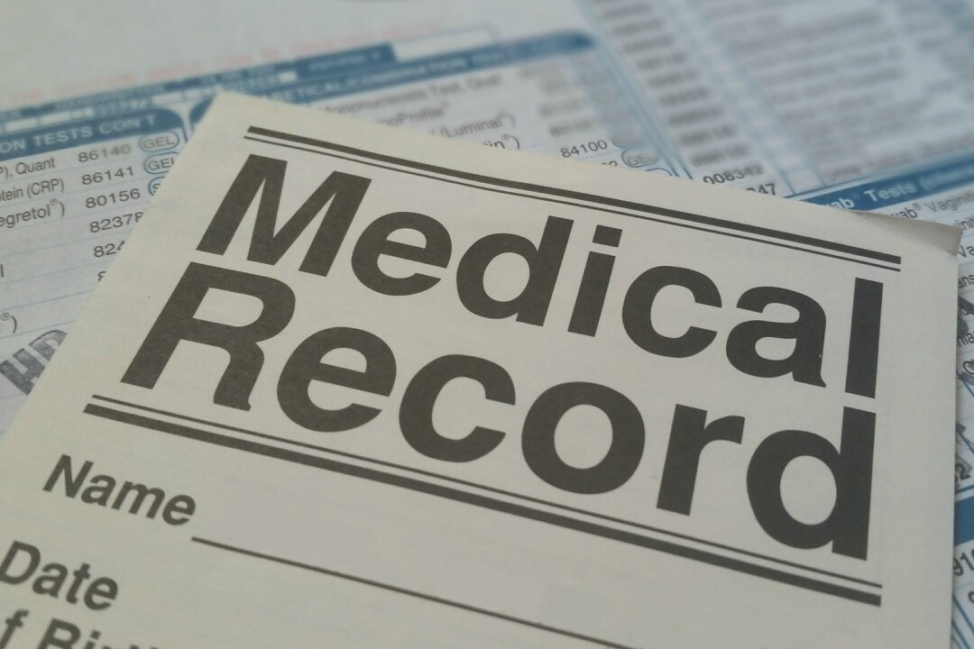 Patients have a right to see their medical records, and make sure there are no mistakes. (Pixabay)