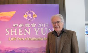 Renowned Violinist Enjoys Shen Yun’s Music, Dance, and Production