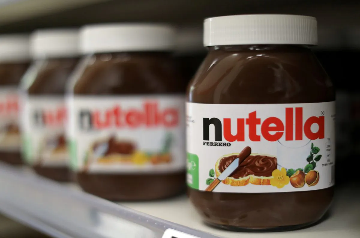 FILE PHOTO: Jars of Nutella chocolate-hazelnut paste are displayed in a Casino supermarket in Nice, France, January 16, 2017. REUTERS/Eric Gaillard/File Photo